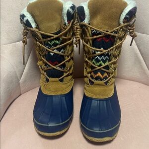 Khombu Women's Size 8- Navy and Suede Tan Winter Duck Boots, Sherpa lined. EUC